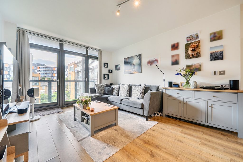 Property photo 2 of 18 1496906-16-6A6386...