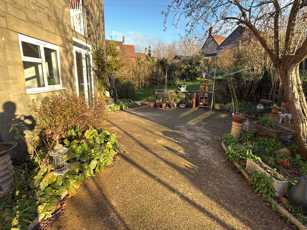 Property photo 2 of 20 Communal Garden