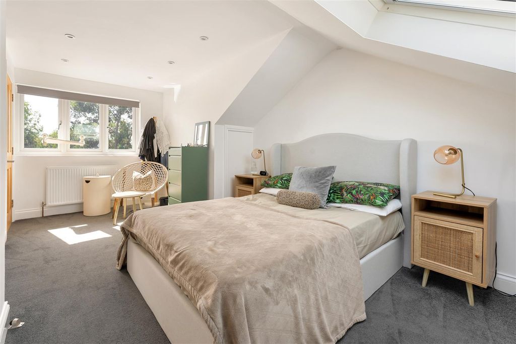 Property photo 3 of 18 Marlborough Road, E18