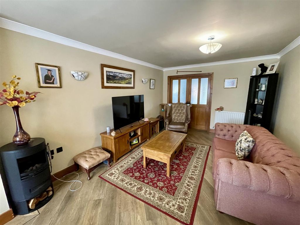 Property photo 3 of 19 Lounge