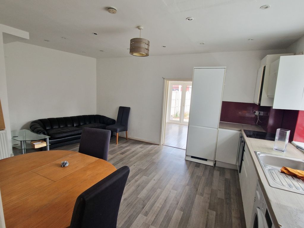 Property photo 1 of 11 Photo 7