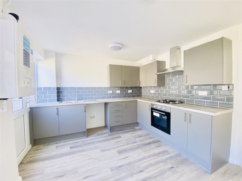 Property photo 2 of 11 Kitchen