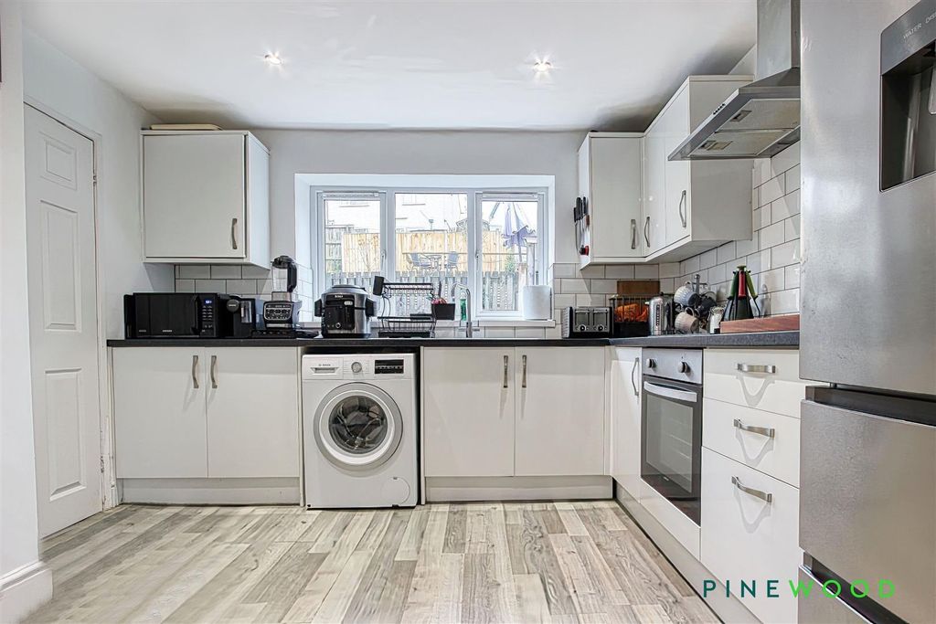 Property photo 2 of 20 Kitchen