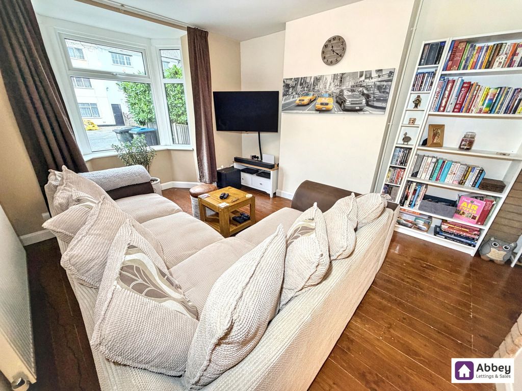 Property photo 3 of 15 Lounge