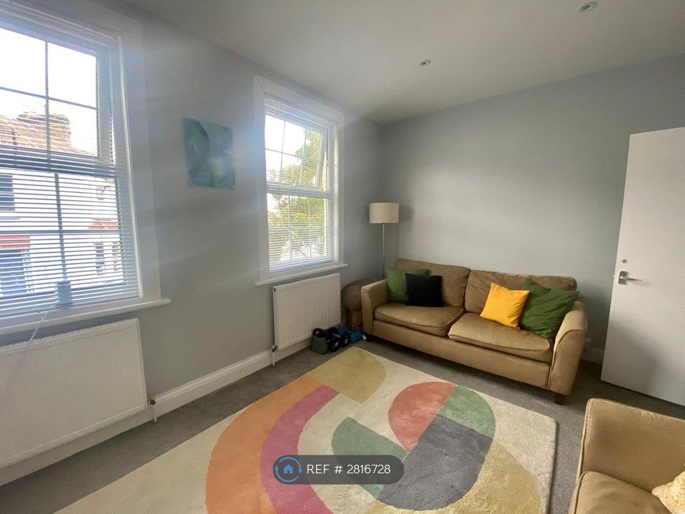 Property photo 3 of 10 Lounge