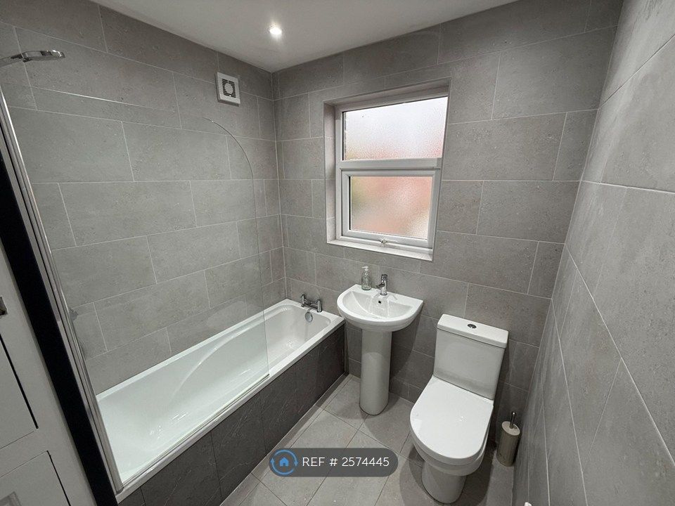 Property photo 2 of 8 Bathroom