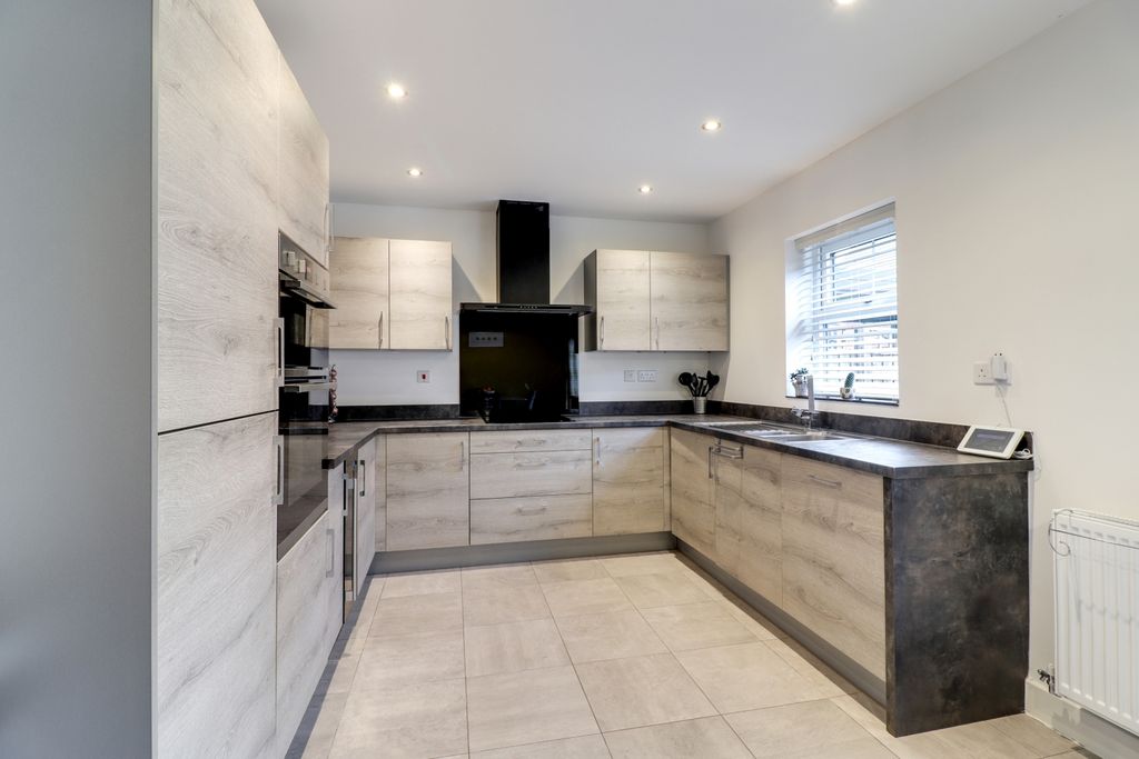 Property photo 3 of 20 Kitchen