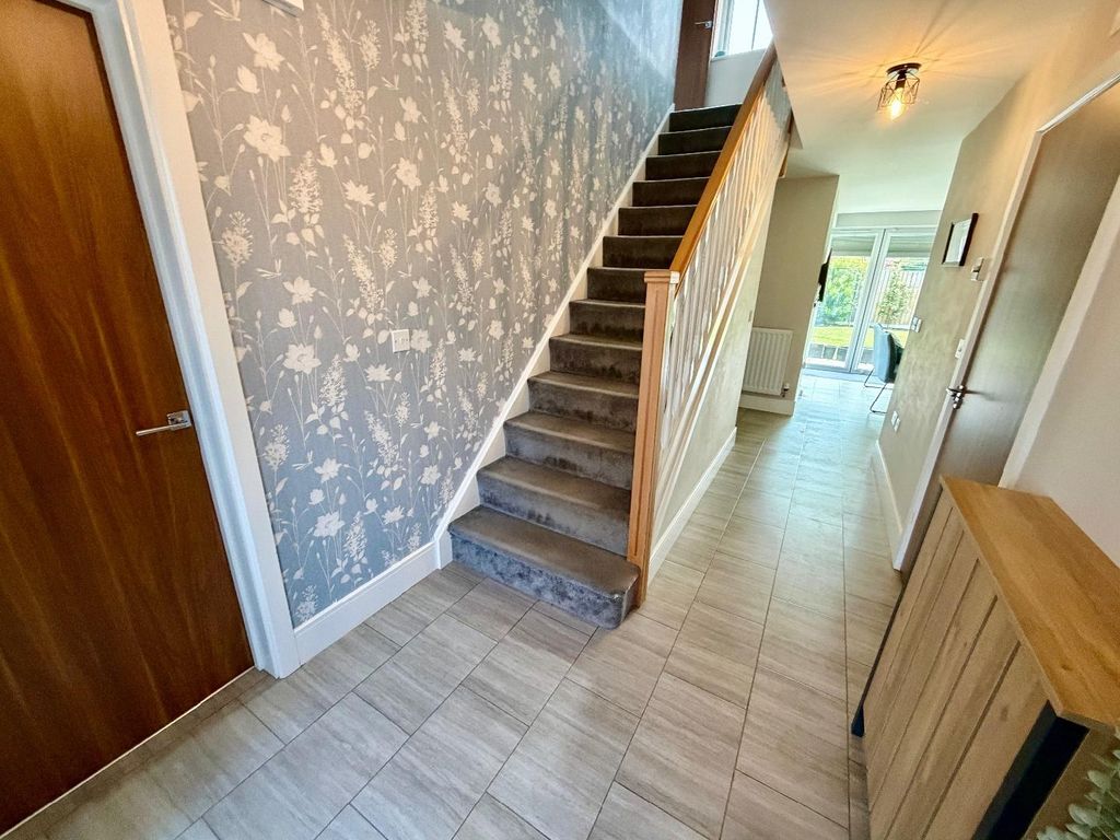Property photo 2 of 18 Entrance Hallway