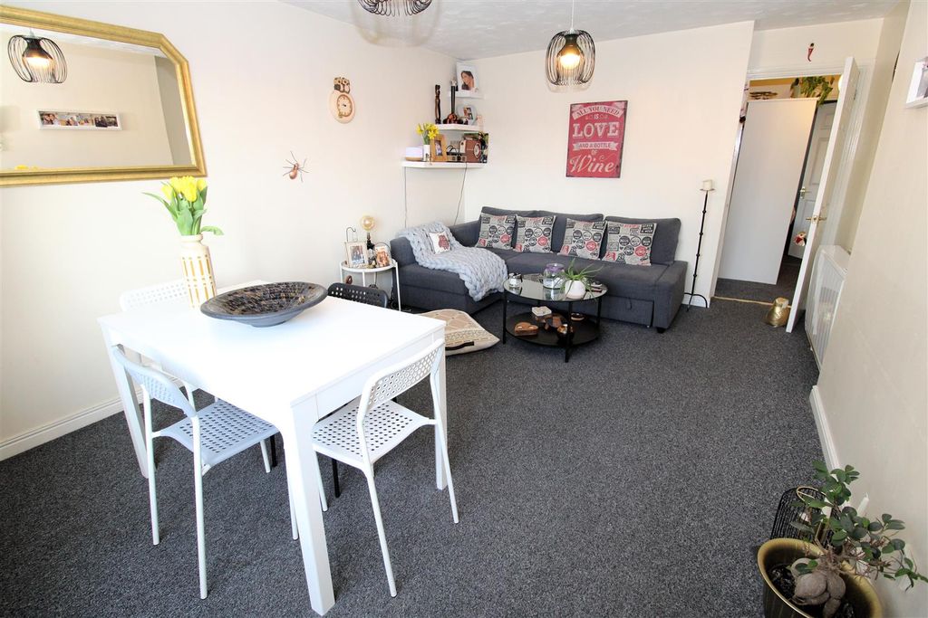 Property photo 3 of 11 Lounge.Jpg