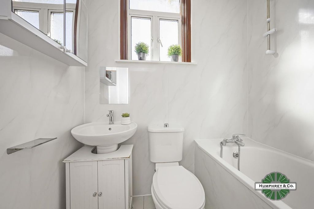 Property photo 2 of 23 173 Twickenham Road -013.Jpg