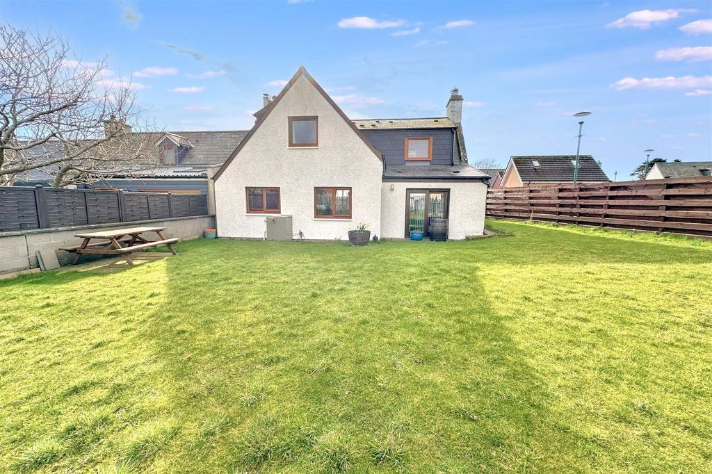 Property photo 2 of 27