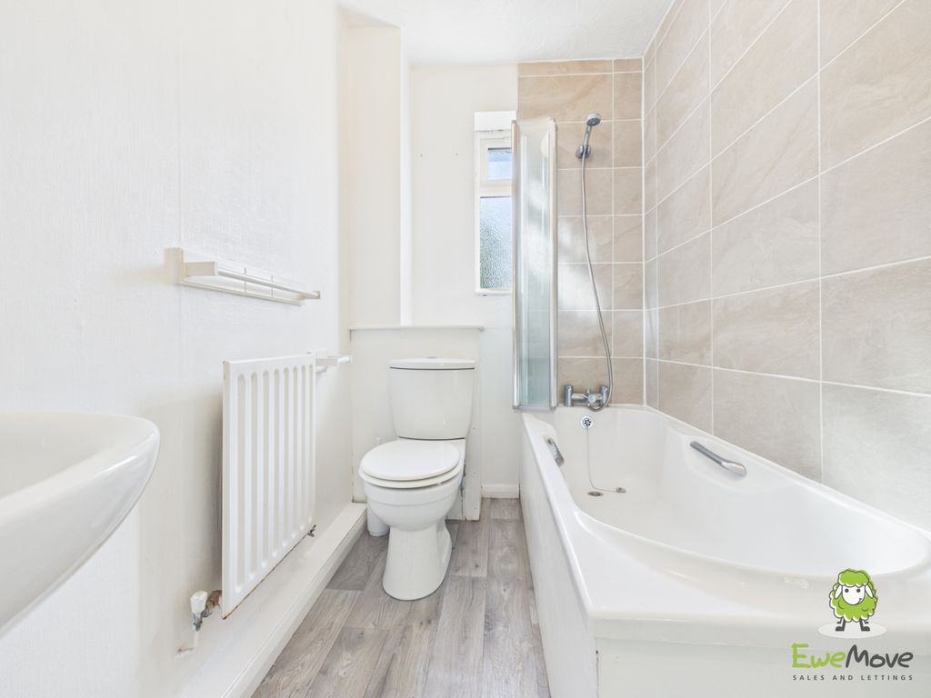 Property photo 2 of 14 Ewemove Basingstoke Balmoral Way Bathroom