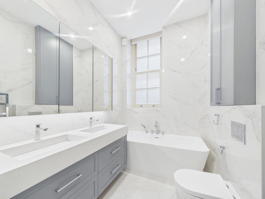 Property photo 3 of 18 Bathroom