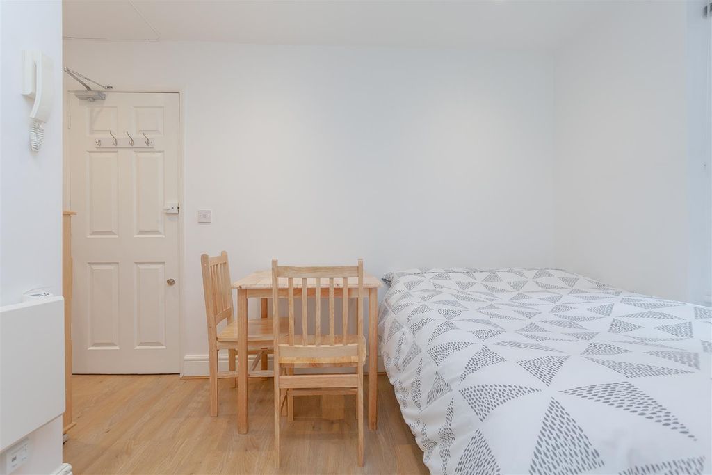 Property photo 2 of 10 St Petersburgh (3).Jpg