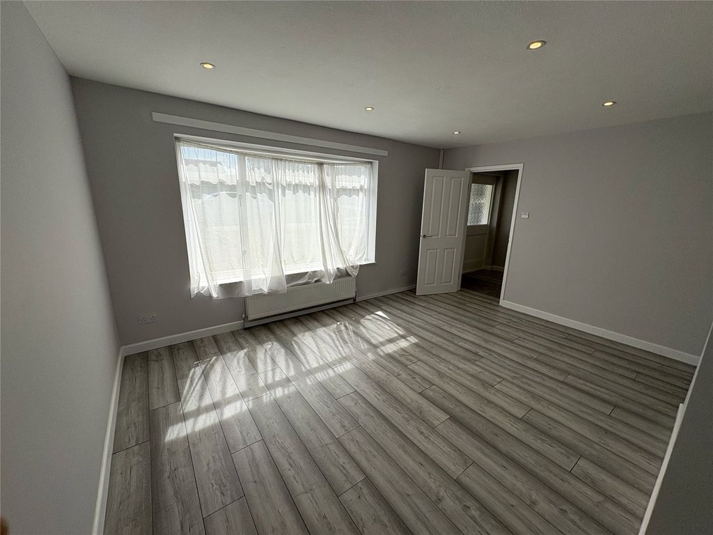 Property photo 3 of 18 Living Room