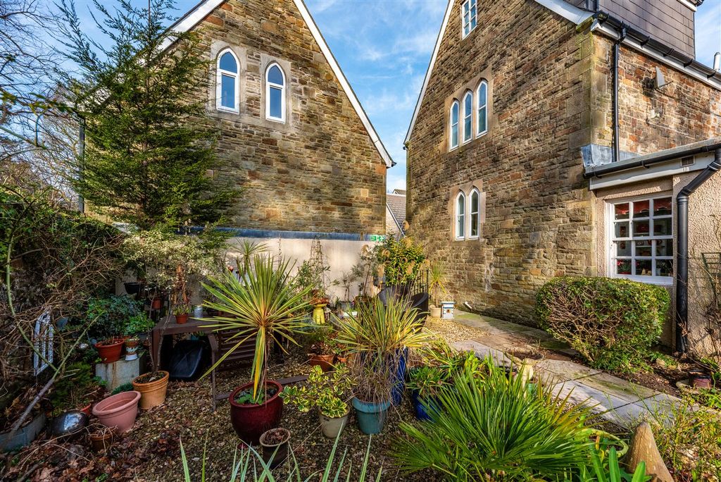 Property photo 2 of 39 Shared Garden