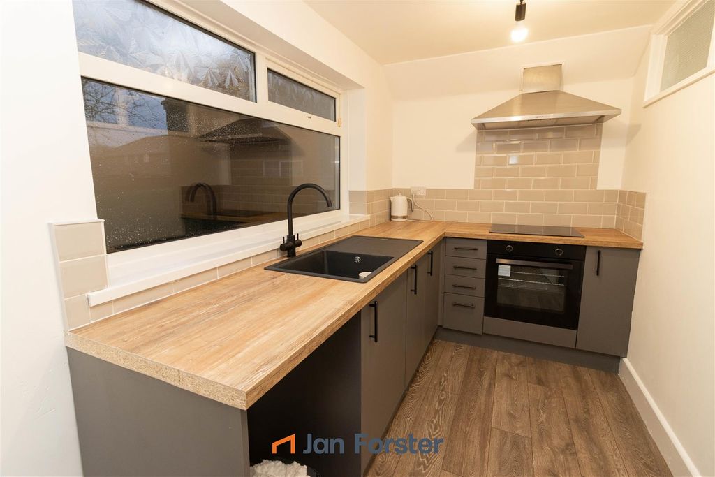 Property photo 3 of 6 Kitchen