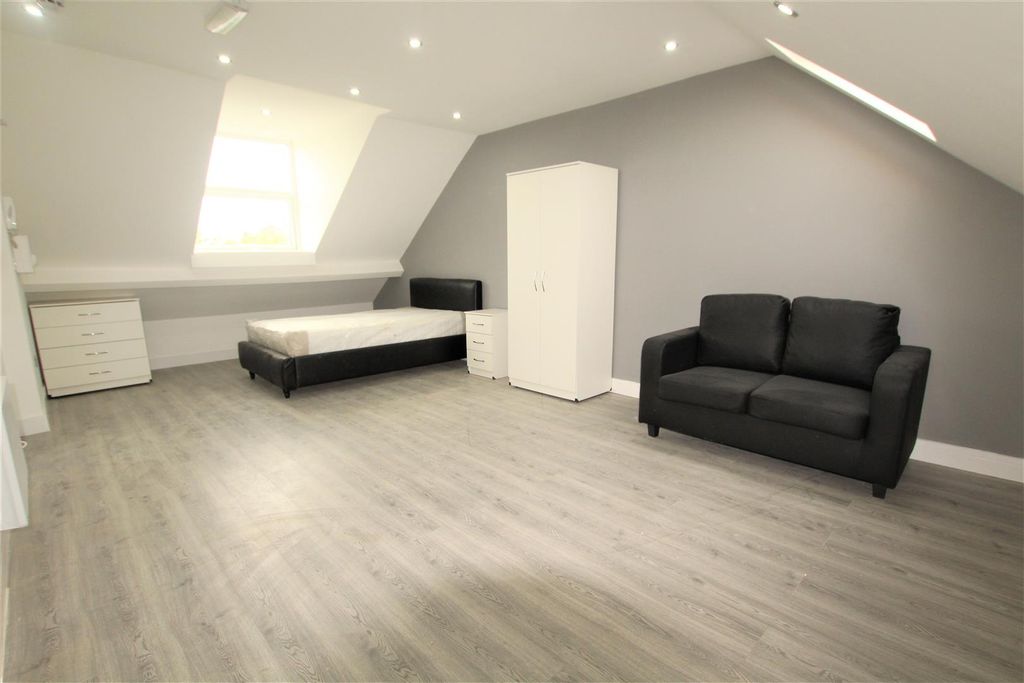 Property photo 2 of 8 Bedroom/Lounge