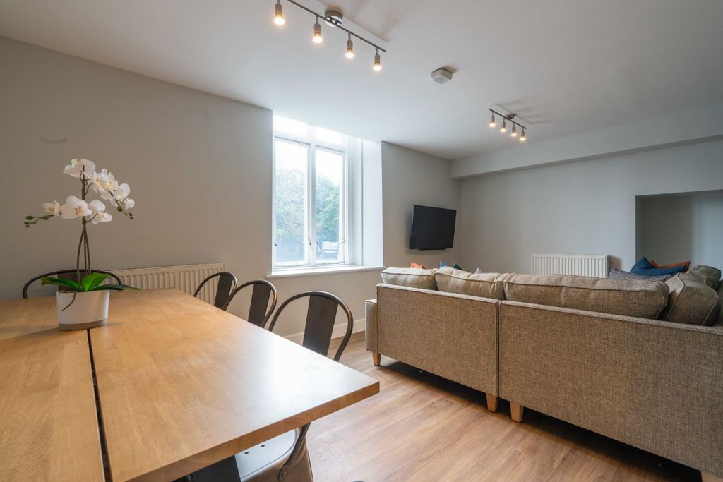 Property photo 1 of 18 Flat 3 Shiners Yard