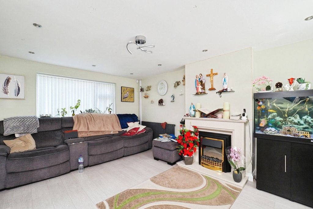 Property photo 3 of 17 Lounge