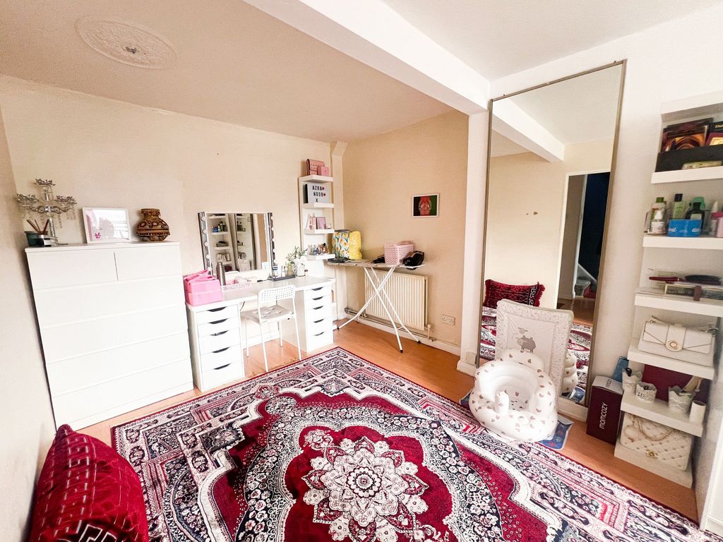 Property photo 2 of 8 Sutton Rd Ig11