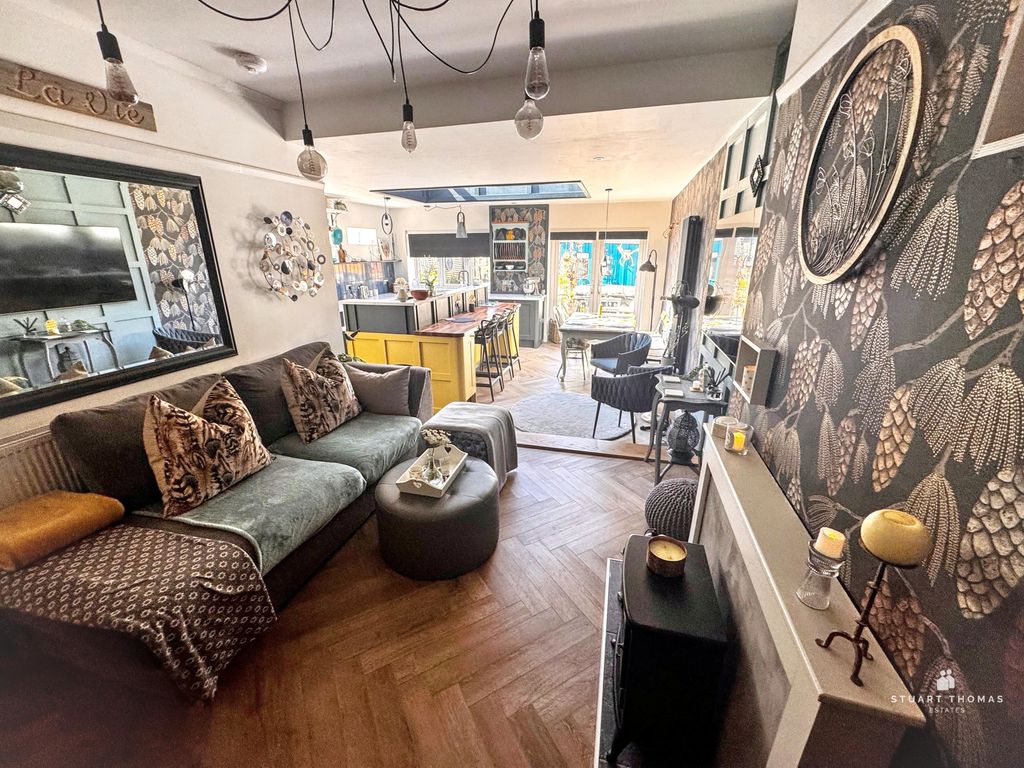 Property photo 1 of 16 Light-Filled Open Plan Living