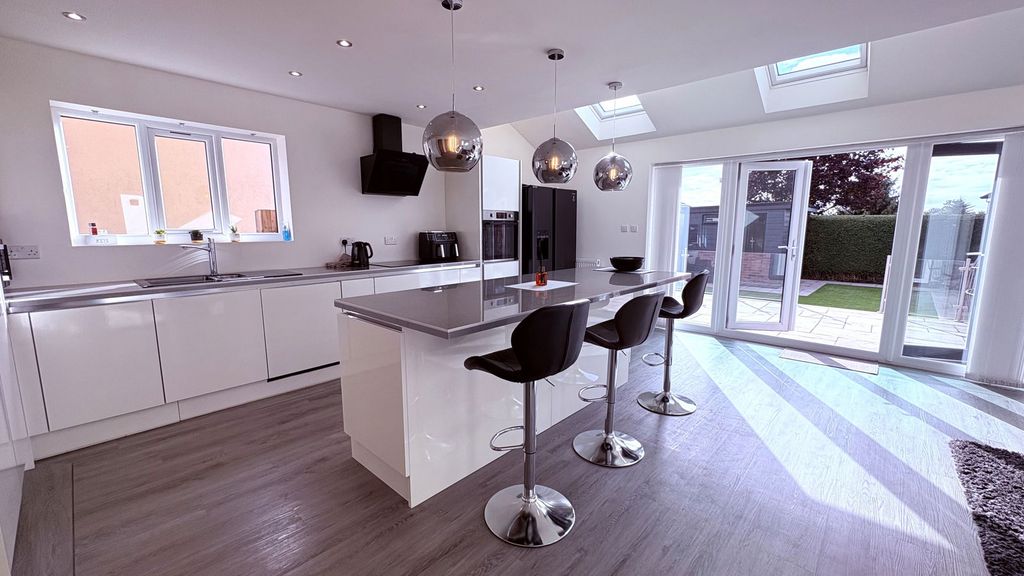 Property photo 3 of 32