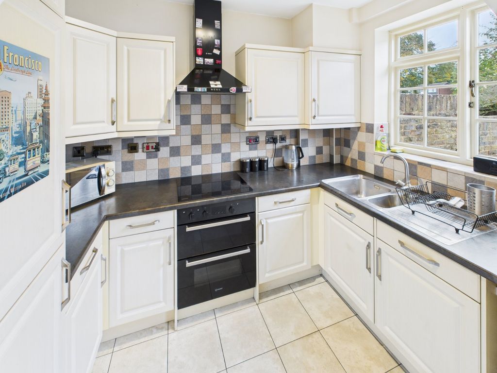 Property photo 3 of 11 Kitchen