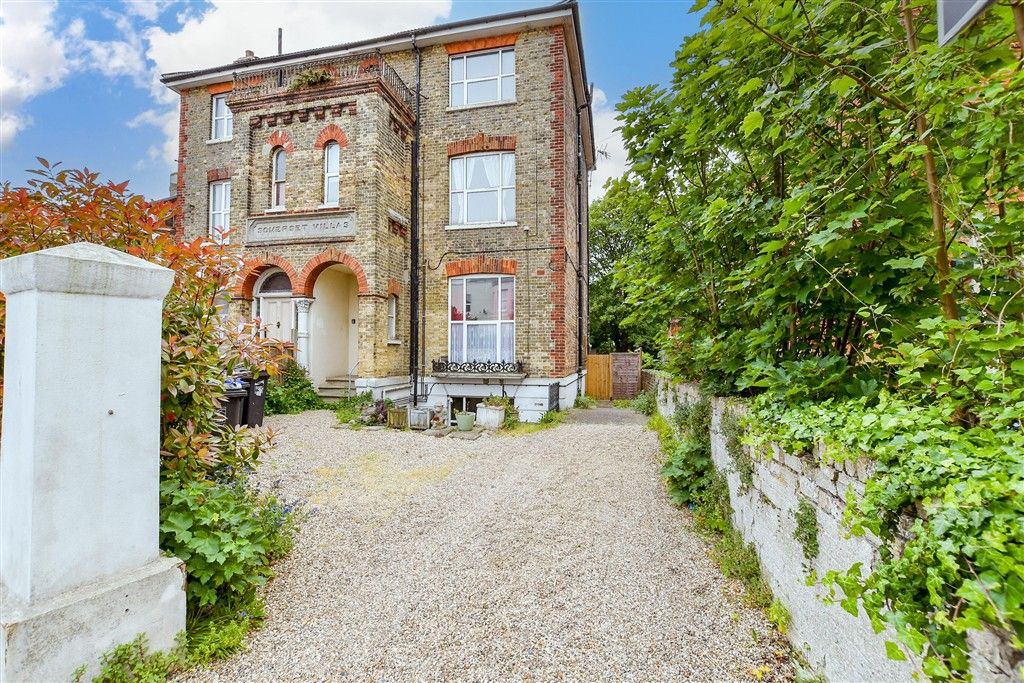 Property photo 2 of 11 Driveway/Parking