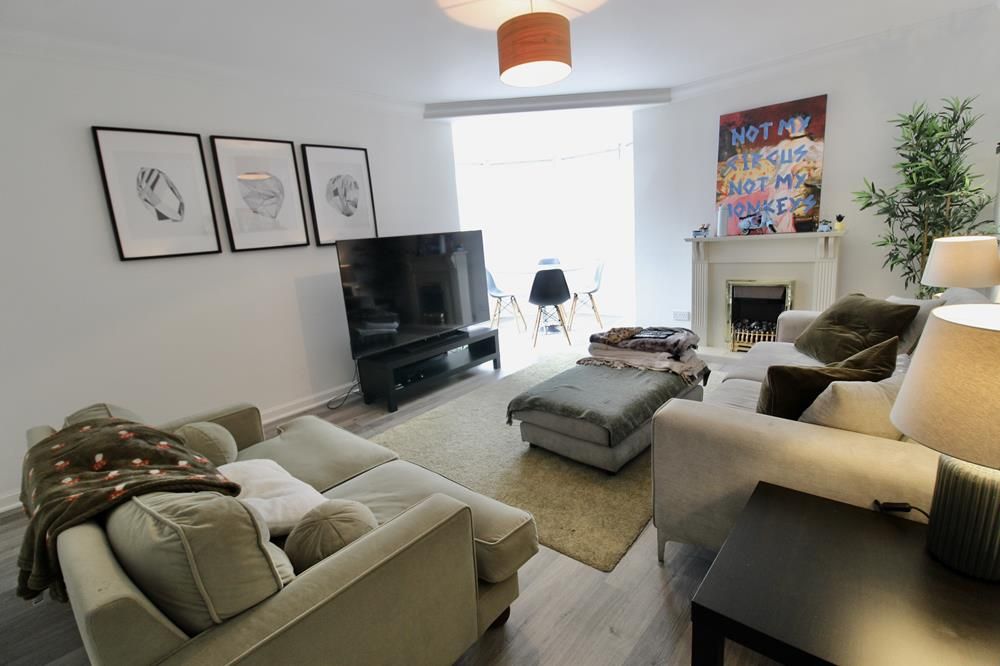 Property photo 3 of 10 Lounge 01