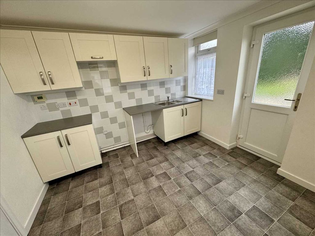 Property photo 3 of 9 Dining Kitchen