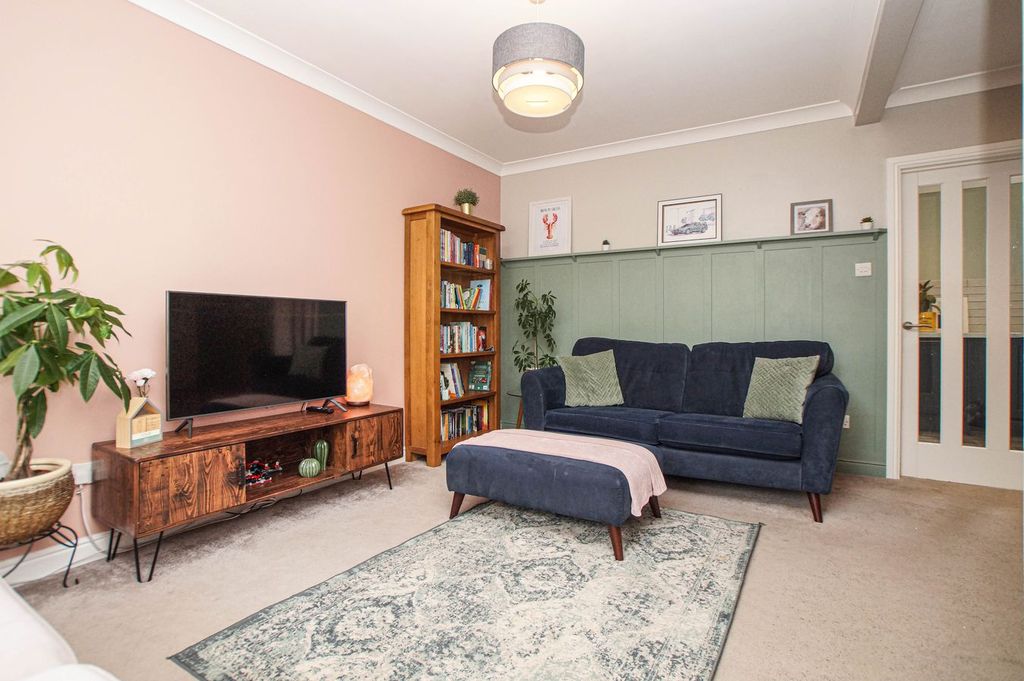 Property photo 3 of 18 Lounge
