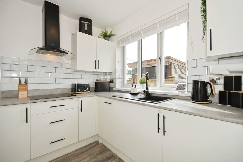 Property photo 2 of 18 Kitchen 04.Jpg
