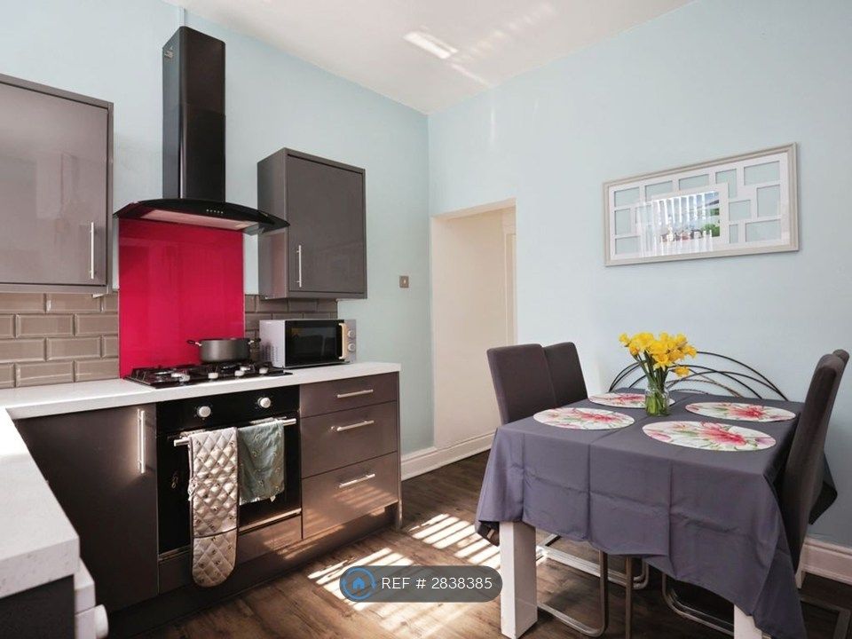Property photo 2 of 12 Kitchen