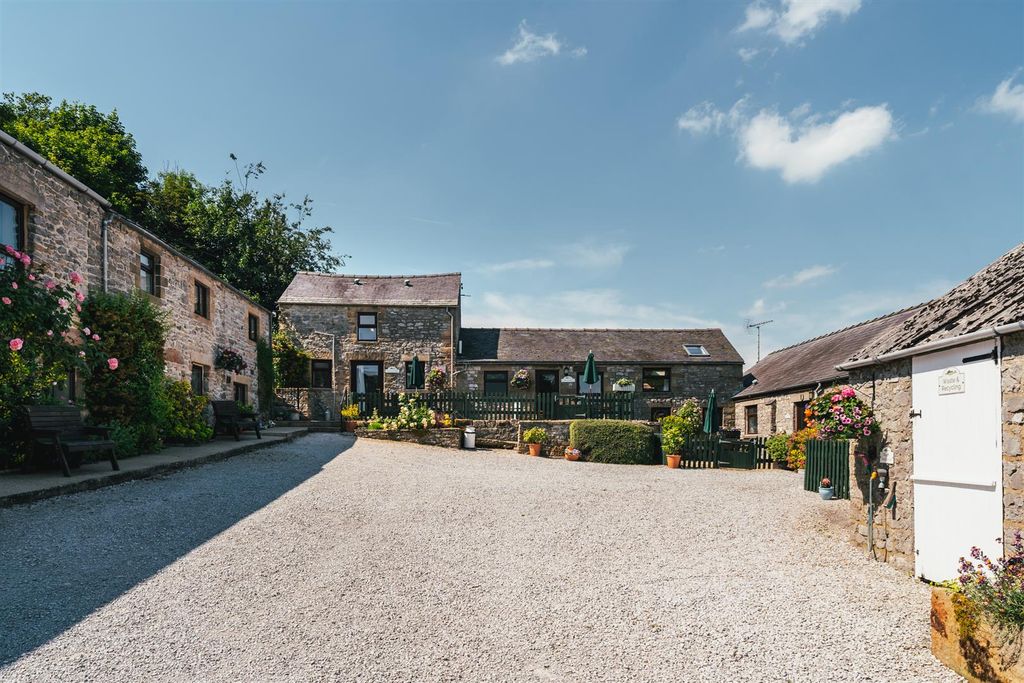 Property photo 2 of 67 Central Courtyard