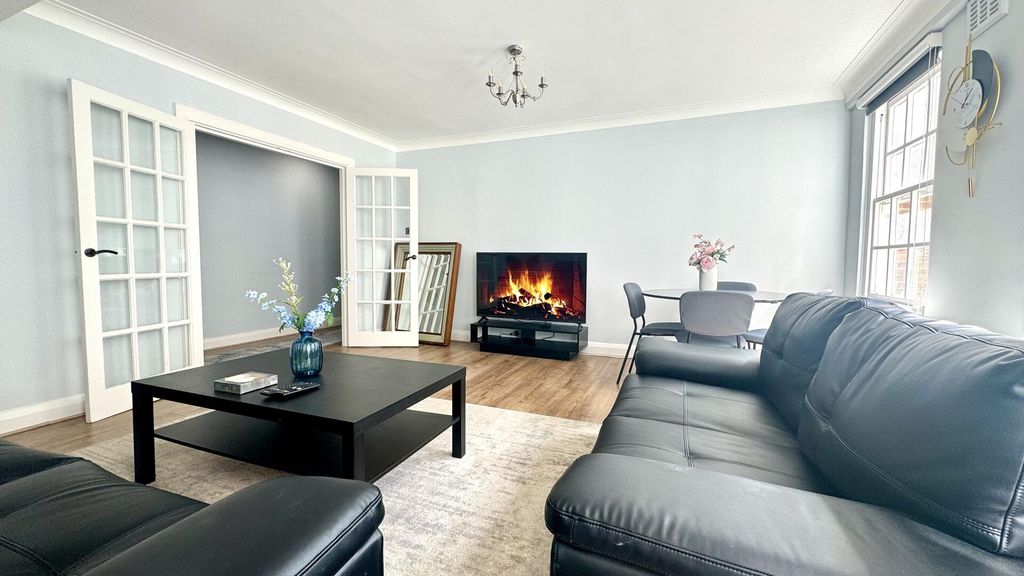 Property photo 1 of 11 Living Room