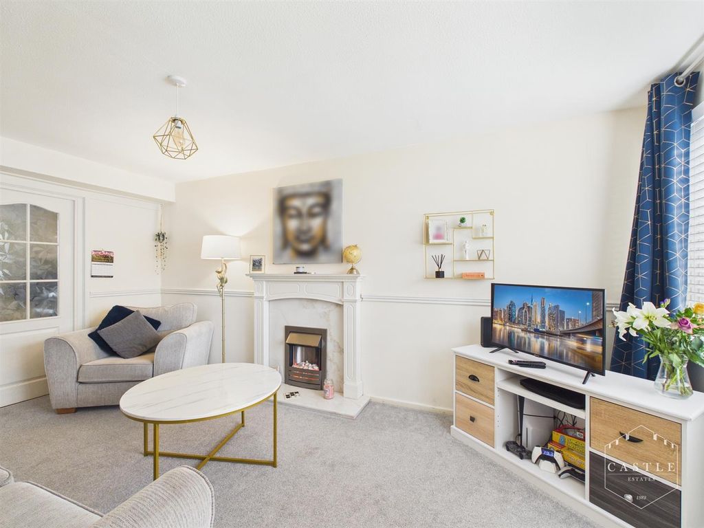 Property photo 3 of 15 Lounge