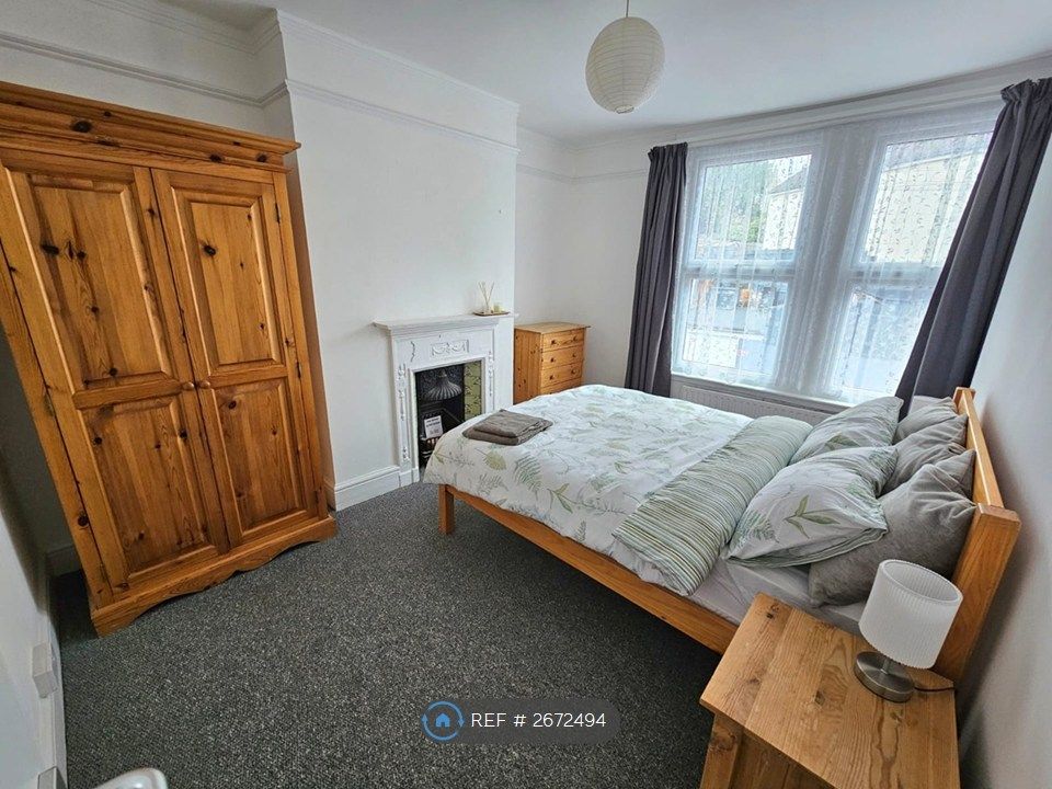 Property photo 1 of 8 Room 4