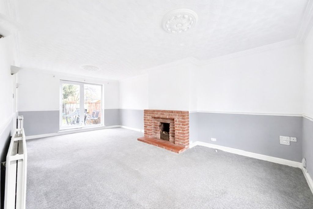 Property photo 3 of 19 Lounge