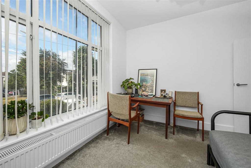 Property photo 3 of 8 Lounge