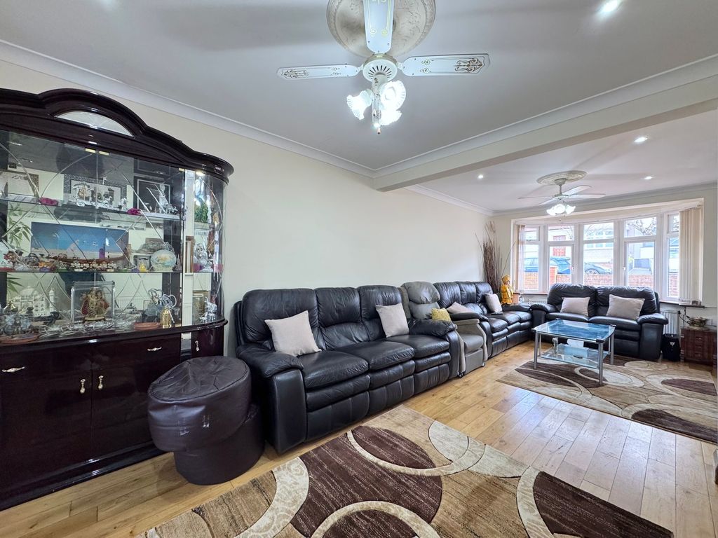 Property photo 2 of 20 Lounge