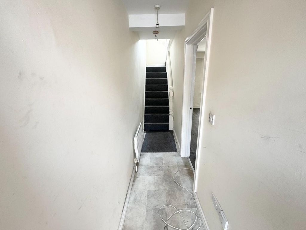 Property photo 2 of 11 Hallway