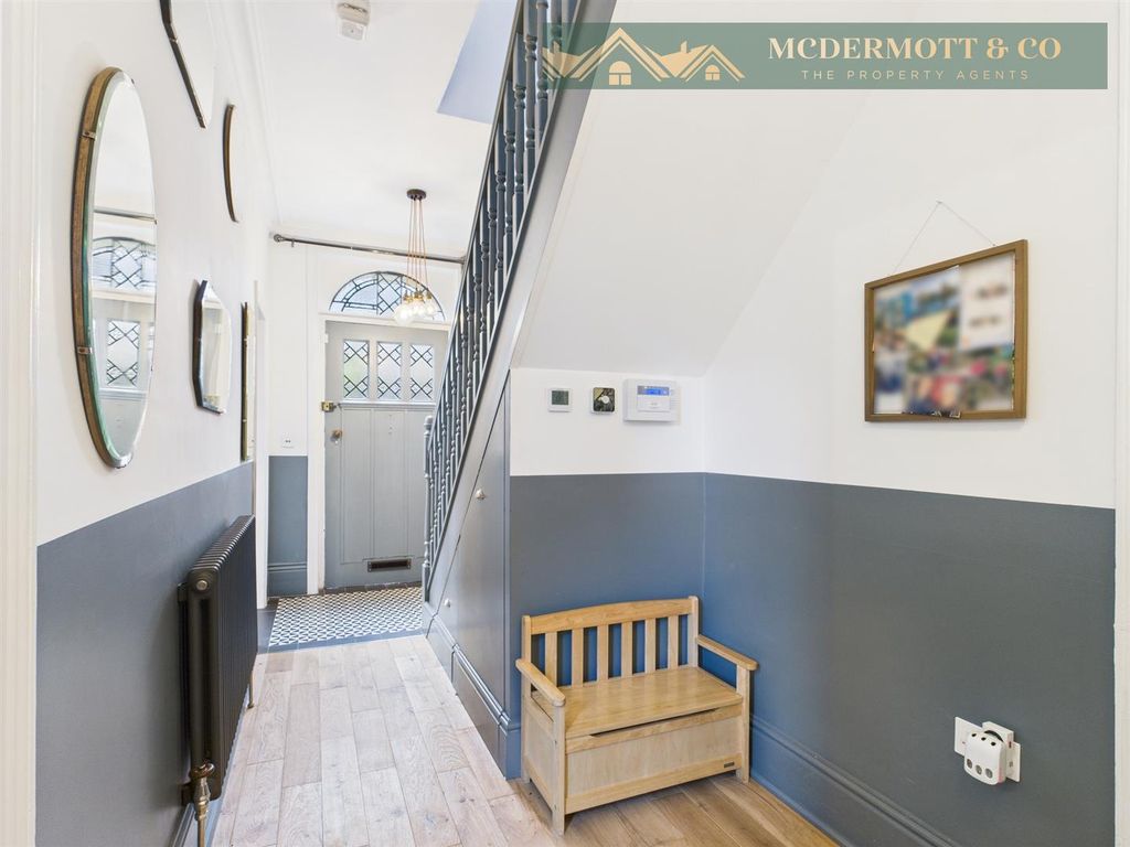 Property photo 3 of 25 Entrance Hallway