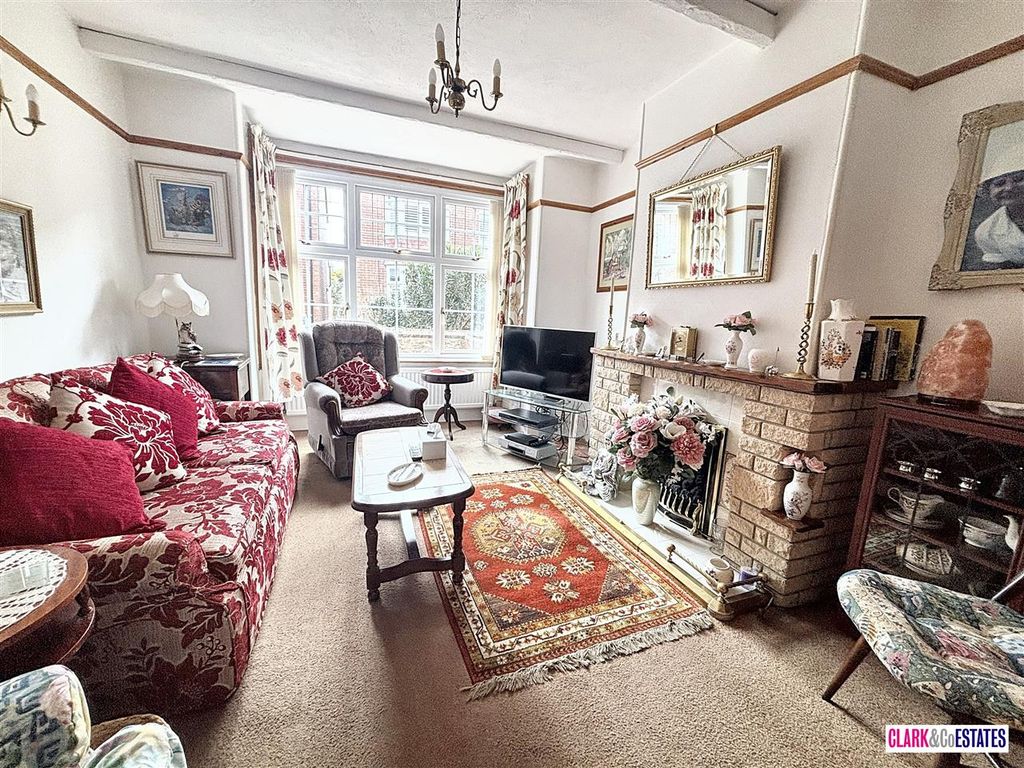 Property photo 3 of 12 Lounge