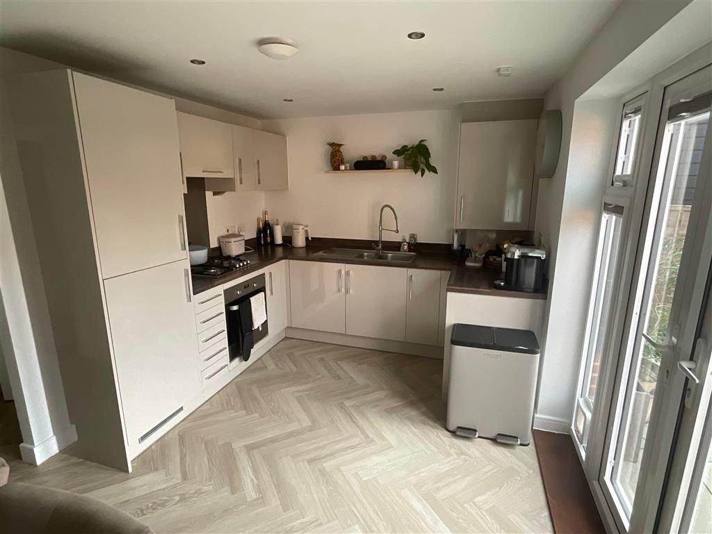Property photo 3 of 8 Kitchen