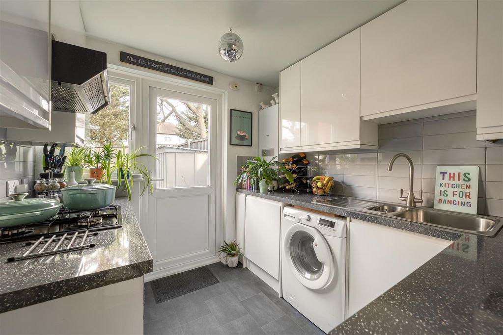 Property photo 3 of 15 Stapleford Close, E4