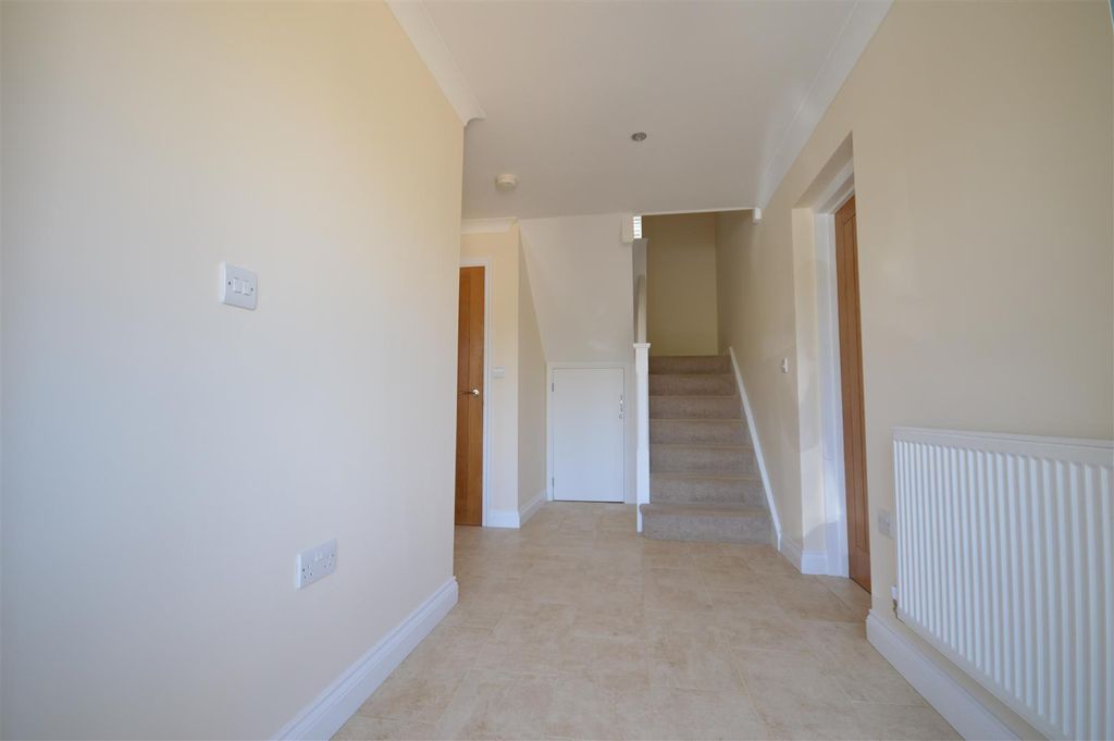 Property photo 3 of 44 Entrance Hall