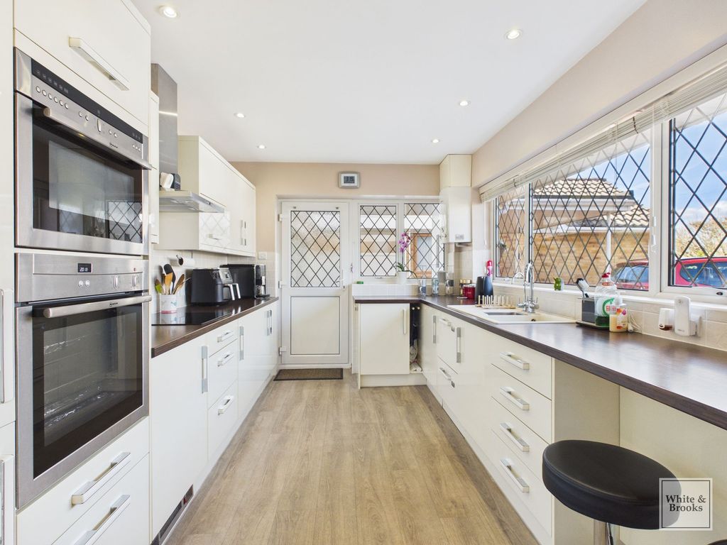 Property photo 3 of 27 Kitchen