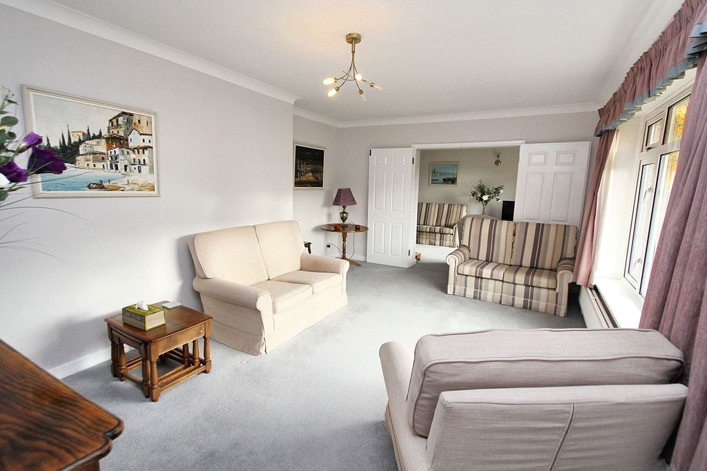 Property photo 2 of 31 Living
