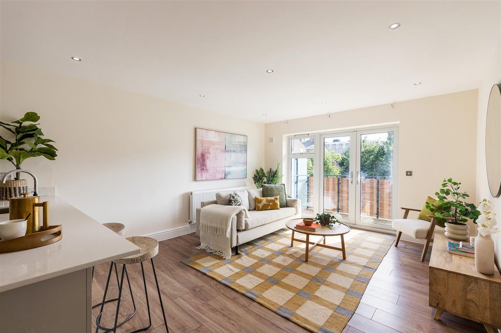 Property photo 2 of 32 Stainforth Road, E17